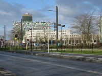 848234 Gezicht op enkele universiteitsgebouwen in het Science Park Utrecht, vanaf de bushalte bij het Universitair ...